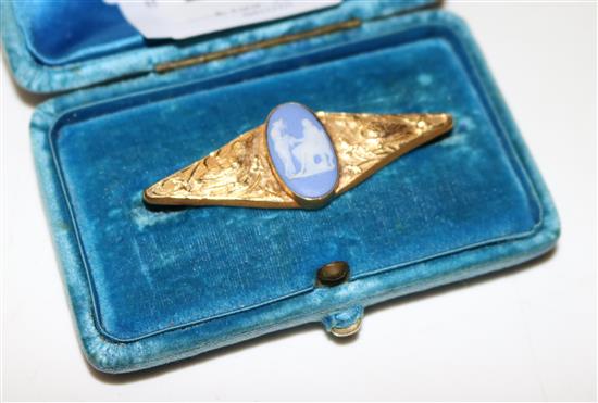 15ct & Wedgwood brooch(-)